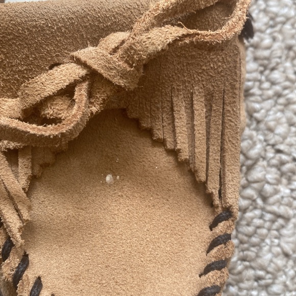2 Minnetonka Moccasins in Tan and Grey. Suede Soft Sole Kilty Fringe Tie Size 6. - Picture 3 of 15